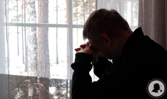 うなだれる男性