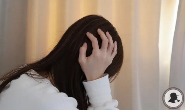 頭を抱える女性