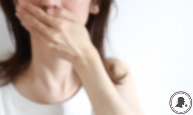 口に手を当てる