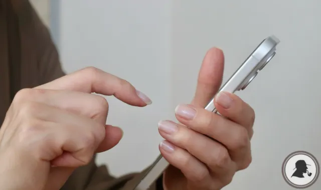 スマホを触る人