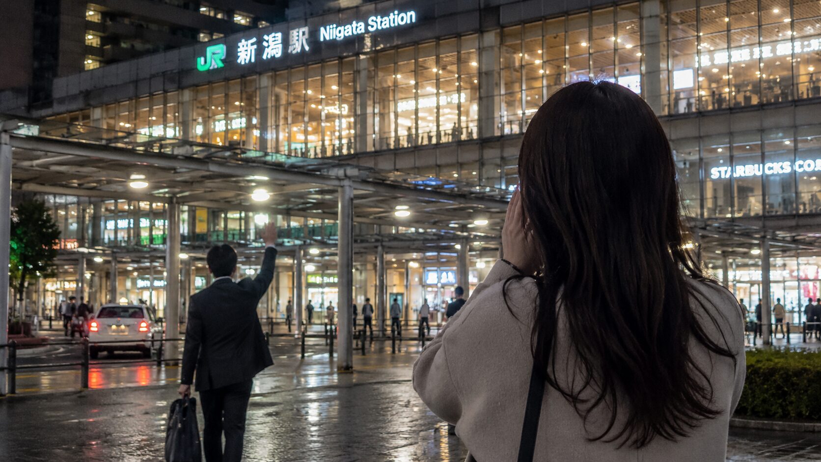 新潟駅前で複雑な恋愛関係について悩む女性のイメージ